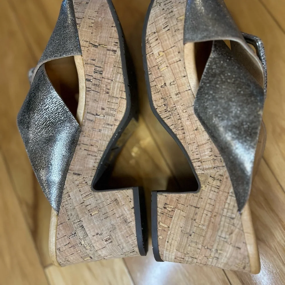 Chocolat Blu Galaxy Women's Metallic Platform Cris Cross Sandals